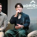　時計ブランドのイベントに出席し、体操の世界選手権への意欲を語る岡慎之助（中央）＝２１日、東京都内