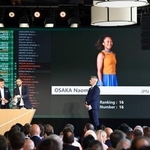 　パリで開かれた全仏テニスの組み合わせ抽選会。スクリーンは大坂なおみ＝２１日（共同）