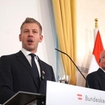 　オーストリアでシュトッカー首相（右）との共同記者会見で発言するハンガリーのマジャル首相＝２１日、ウィーン（共同）