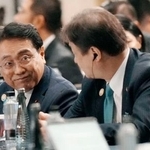 　ＡＰＥＣ貿易相会合に臨む赤沢経産相（左）＝２２日、中国江蘇省蘇州（共同）