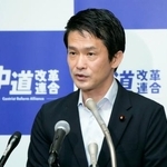 　記者会見する中道改革連合の小川代表＝２２日午前、国会