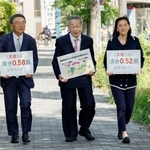 　衆院選の「１票の格差」訴訟の判決で、大阪高裁に向かう升永英俊弁護士（中央）ら＝２２日午後
