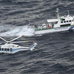 　米軍オスプレイの事故現場海域で捜索を続ける海上保安庁の巡視艇とヘリコプター＝２０２３年１１月３０日、鹿児島県・屋久島沖（共同通信社ヘリから）