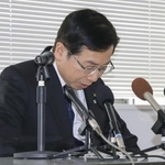 　３月２７日、記者会見でパワハラ認定を受けて自動失職する意向を明らかにした愛媛県西条市の高橋敏明市長（当時）＝西条市役所
