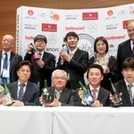 　「インターナショナル・ワイン・チャレンジ（ＩＷＣ）」の日本酒部門審査会で、最高賞の「トロフィー」を受賞した蔵元の関係者ら＝２２日午後、広島市