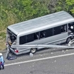 　福島県郡山市の磐越自動車道でガードレールに衝突したマイクロバス＝６日（共同通信社ヘリから）
