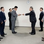 　さとふるの青木大介副社長（中央左）らに対し、手数料引き下げの要請書を渡す寺崎秀俊自治税務局長＝２２日午後、総務省