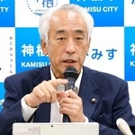 　取材に応じる茨城県神栖市の木内敏之市長＝２２日午後、茨城県神栖市