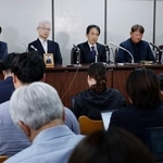 　軽井沢スキーバス事故の控訴審判決を受け、記者会見する遺族会代表の田原義則さん（中央）ら＝２２日午後、東京・霞が関の司法記者クラブ