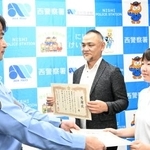 　還付金詐欺被害を防ぎ、感謝状を受け取る女子生徒（右）と父親（中央）＝２２日午後、名古屋・西署（画像の一部を加工しています）
