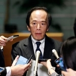 　首相官邸で記者の質問に答える日銀の植田総裁＝２２日午後