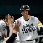 　７回、本塁打を放ちナインに迎えられるソフトバンク・山本祐＝みずほペイペイドーム