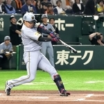 　１回阪神２死一塁、大山が右越えに２ランを放つ＝東京ドーム