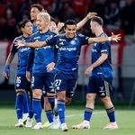 　町田-浦和　前半、先制ゴールを決め、喜ぶ町田・エリキ（手前）＝ＭＵＦＧ国立