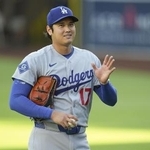 試合前、ファンの声援に応えるドジャース・大谷＝２０日、サンディエゴ（共同）