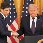 　ホワイトハウスでの宣誓式でトランプ大統領と握手を交わすＦＲＢのケビン・ウォーシュ新議長＝２２日、ワシントン（ＡＰ＝共同）