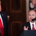 　２５年４月、ワシントンでのイベントでトランプ大統領の隣でスピーチするソフトバンクグループの孫正義氏（ロイター＝共同）