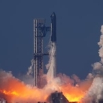 　テキサス州の拠点施設から打ち上げられるスペースＸの大型宇宙船「スターシップ」＝２２日、スターベース（ＡＰ＝共同）