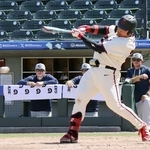 　５月１９日、カリフォルニア大バークリー校戦で安打を放つスタンフォード大の佐々木麟太郎＝シャーロット（共同）