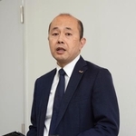　報道陣の取材に応じる長崎市の鈴木史朗市長＝２３日午前、長崎市