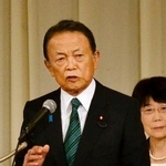 　福岡市の党会合であいさつする自民党の麻生副総裁＝２３日午前