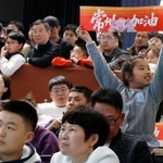 　都市対抗のサッカーリーグの試合をパブリックビューイングで観戦する人たち＝４月、中国江蘇省常州市（共同）