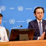 　ＮＰＴ再検討会議の閉幕後に記者会見するドー・フン・ビエット議長（右）と国連の中満泉事務次長＝２２日、米ニューヨークの国連本部（共同）