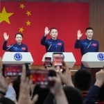 　記者会見に臨む中国の有人宇宙船「神舟２３号」の乗組員の（左から）黎家盈氏、朱楊柱氏、張志遠氏＝２３日、中国・酒泉衛星発射センター（共同）