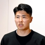 　帰国し取材に応じる鈴木淳之介＝２３日、羽田空港