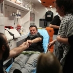 　イスラエル軍に拘束された後、ギリシャ・アテネ国際空港に到着し、救急車内に横たわる「グローバル・スムード船団」の活動家＝２２日（ロイター＝共同）