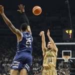 　長崎-琉球　第３クオーター、シュートを放つ琉球・岸本＝横浜アリーナ