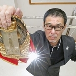 　「モスクワオリンピック候補」と刻まれたベルトを掲げる木庭浩一さん＝２０２０年、熊本市