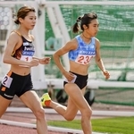 　女子１５００メートルにオープン参加し、力走する田中希実（右）＝たけびしスタジアム京都