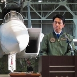 　視察先の航空自衛隊千歳基地で記者団の取材に応じる小泉防衛相＝２３日午後、北海道千歳市