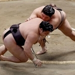 　伯乃富士（奥）が寄り倒しで霧島を破る＝両国国技館