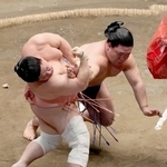 　宇良（左）が突き落としで藤ノ川を破る＝両国国技館