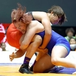 　女子７６キロ級で優勝した鏡優翔（手前）＝駒沢体育館