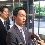 　記者団の取材に応じる自民党の平沼正二郎青年局長＝２３日午後、東京・永田町の党本部