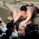 　伯乃富士（上）が寄り倒しで霧島を破る＝両国国技館