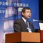 　日本感染症学会の学術集会で講演した忽那賢志・大阪大教授＝２３日午後、東京都千代田区