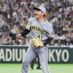 　７回巨人２死、ダルベックを空振り三振に仕留め、雄たけびを上げる阪神・村上＝東京ドーム
