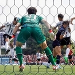 　福岡-神戸　前半終了間際、ヘディングで先制ゴールを決める神戸・トゥーレル（左端）。ＧＫ藤田＝ベススタ