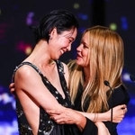 　第７９回カンヌ国際映画祭の授賞式で、抱き合って喜ぶ岡本多緒さん（左）とビルジニー・エフィラさん＝２３日、フランス・カンヌ（ロイター＝共同）