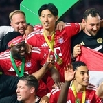　ドイツ杯で優勝しチームメートと喜ぶバイエルン・ミュンヘンの伊藤（中央）＝ベルリン（共同）