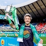 　スコットランド杯で優勝し、トロフィーを掲げるセルティックの前田＝グラスゴー（共同）