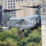 　避難訓練でベネズエラの首都カラカスの上空を飛行する米軍のオスプレイ＝２３日（ゲッティ＝共同）