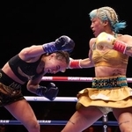 　ＷＢＯ女子スーパーフライ級世界戦、マイ・ソリマン（左）にパンチを打ち込む昼田瑞希＝２３日、ギザ（ゲッティ＝共同）