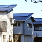 　屋根に太陽光パネルを備えた住宅＝さいたま市