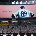 　試合前に行われたセレモニーであいさつするソフトバンクの王貞治球団会長（左から２人目）＝みずほペイペイドーム