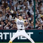 　２回、走者一掃の三塁打を放ち喜ぶソフトバンク・周東＝みずほペイペイドーム